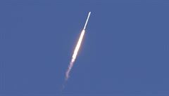 SpaceX Falcon Heavy rocket pi letu do vesmíru.
