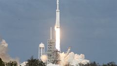 SpaceX Falcon Heavy rocket pi vzletu.