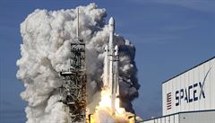 Nejsilnjí raketa svta Falcon Heavy s autem Tesla na palub.