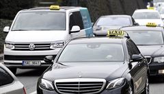 Pratí taxikái protestují proti spolenosti Uber i jiným podobným slubám.