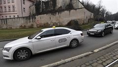 Taxikái v ulicích Prahy protestují proti spolenosti Uber i jiným podobným...