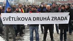 Zaměstnanci Vítkovických strojíren protestovali proti Světlíkovi. Sešlo se jich na 400