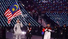 Malajtí olympionici kráejí pod svou vlajkou.