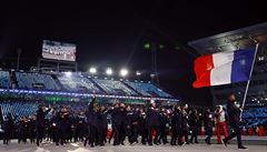 Francouztí sportovci pochodují pod svou vlajkou bhem úvodního ceremoniálu...