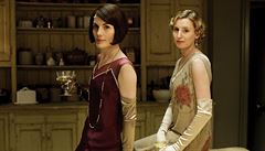 Lady Mary Crawleyová (Michelle Dockeryová) a lady Edith Crawleyová (Laura...