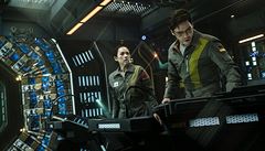 Daniel Brühl a Ziyi Zhangová. Cloverfield Paradox (2018) není píli povedený...