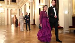 Na veei v královském paláci doprovodila prince Williama norská královna Sonja.