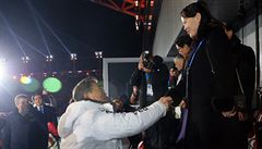 Jihokorejský prezident Moon si tese rukou se sestrou severokorejského vdce...