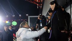 Jihokorejský prezident Moon si t�ese rukou se sestrou severokorejského v�dce...