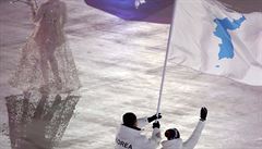 Na zahajovacím ceremoniálu vlála také kontroverzní vlajka reprezentující Jiní...