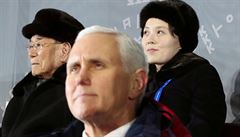 Americký viceprezident Mike Pence sed�l p�i zahajovacím ceremoniálu p�ed...