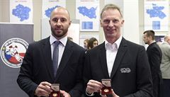 Dominik Haek (vpravo) a Martin Ruínský pózují pi vzpomínce na tém 20 let...