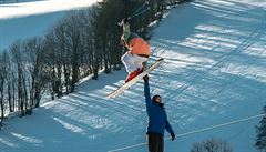 Skokanská show na sjezdovce na Benecku v Krkonoích: Robin Holub si plácl s...