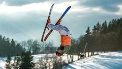 Skokanská show na sjezdovce na Benecku v Krkonoích: Robin Holub pedvedl salto.