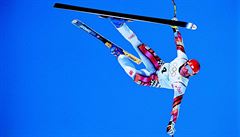 Hermann Maier letí vzduchem bhem íleného pádu na olympijských hrách v Naganu...