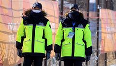 Policisté hlídkují ped olympijským stadionem v Pchjongchangu.