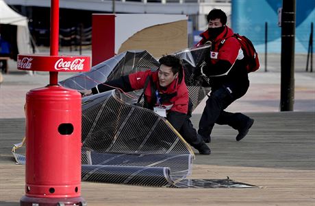 Poadatelé zachraují v Olympijském parku solární panel Coca-Coly.