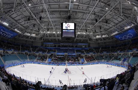 Úvodní buly zápas Slovensko vs. OSR hokejového olympijského turnaje.