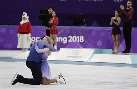 Krasobrulaský pár Aljona Savenková a Bruno Massot slaví olympijské zlato v...