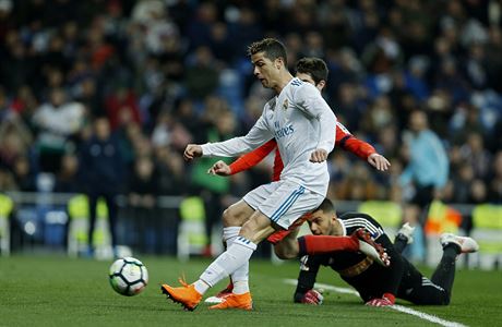 Cristiano Ronaldo stílí jednu ze svých tí branek do sít San Sebastianu