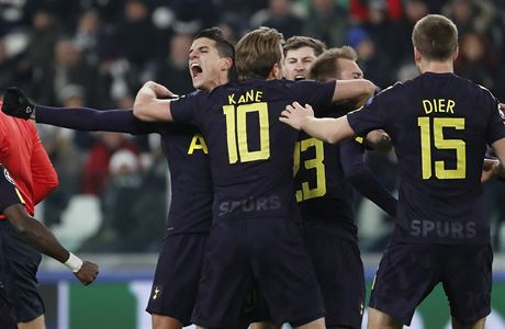 Christian Eriksen se spoluhrái oslavuje druhou branku Tottenhamu