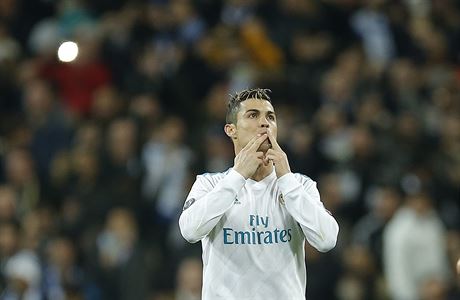 Cristiano Ronaldo slaví jednu ze svých dvou branek, které vstelil Paris...