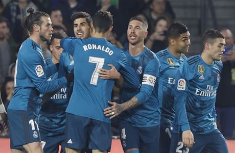 Hrái Realu Madrid oslavují branku Marca Asensia