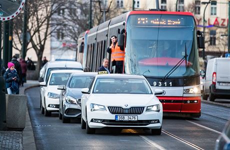 Protest taxiká v centru Prahy zablokoval dopravu.