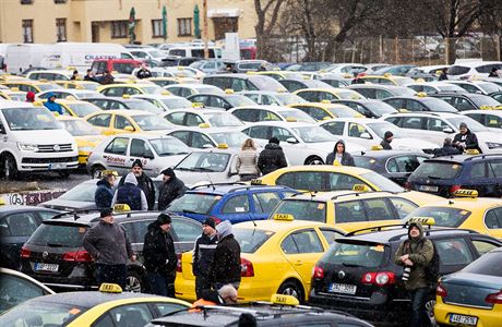 Stovky taxiká vyjely i dalí protestní den z praského Strahova.