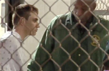 Nicolas Cruz veden polici do cely po stelb v Parklandu.
