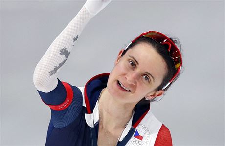 Martina Sblkov oslavuje medaili.