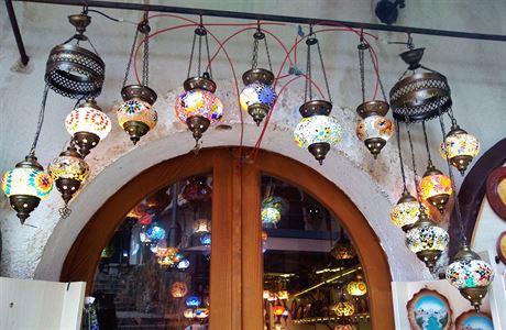 V Mostaru lze koupit ledacos - taky, servrovac podnosy na kvu i lampiky...