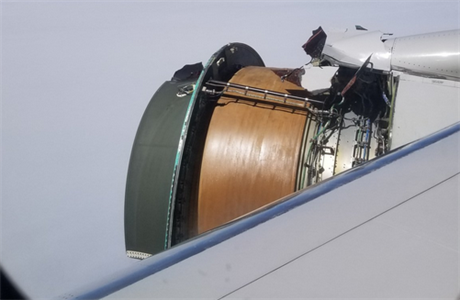 Rozpadající se motor Boeingu 777-222.