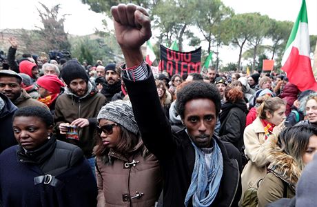 Protesty v Itálii jsou reakcí na postelení esti lidí tmavé pleti extremistou.