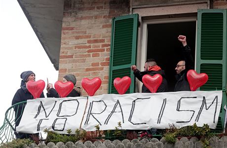 Protesty v Itlii jsou reakc na postelen esti lid tmav pleti extremistou.