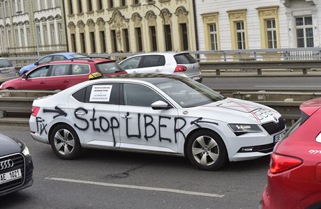 Zastavte Uber, hlásali taxikái bhem protest.