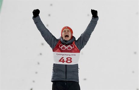 Andreas Wellinger se raduje z triumfu na olympijskch hrch.