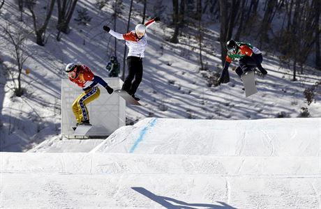 Eva Samkov ve finle snowboardcrossu na olympijskch hrch v Pchjongchangu