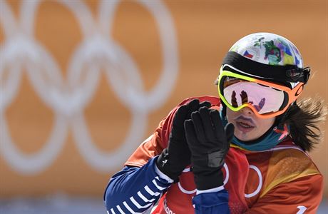 Eva Samková se raduje po dojezdu finále snowboardcrossu