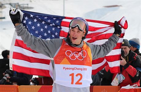 Nick Goepper se raduje ze stíbrné medaile ve slopestylu.