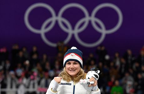 Karolína Erbanová se raduje ze zisku bronzové medaile.