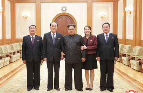 Severokorejská olympijská delegace a vdce Kim ong-un (uprosted).