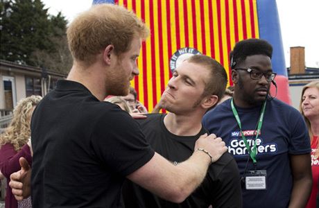 Scott Meenagh v objetí s princem Harrym bhem Invictus Games.