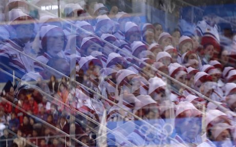 Severokorejsk fanynky na olympijskm hokeji.