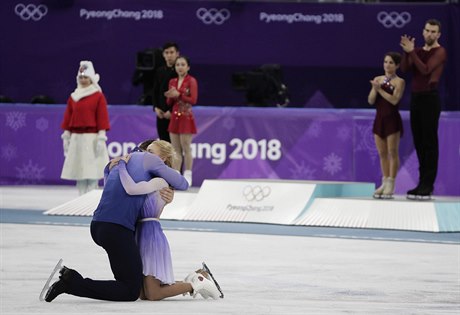 Krasobrulaský pár Aljona Savenková a Bruno Massot slaví olympijské zlato v...