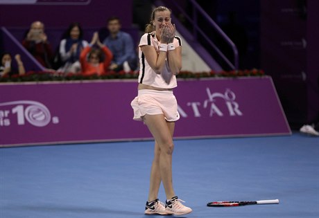 Petra Kvitová slaví vítězství na turnaji v Dauhá.