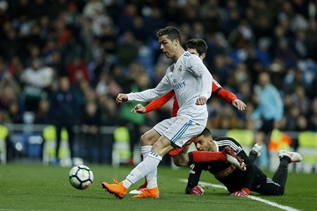 Cristiano Ronaldo stílí jednu ze svých tí branek do sít San Sebastianu