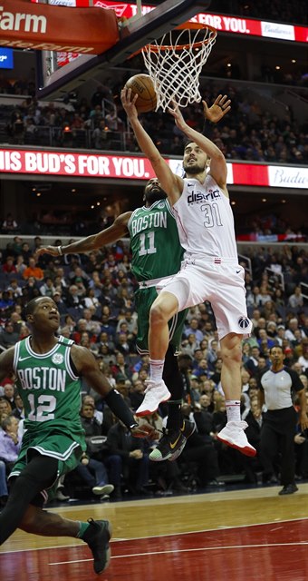 Basketbalista Tomá Satoranský z Washingtonu nastílel v NBA v utkání s...