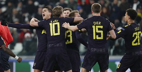 Christian Eriksen se spoluhrái oslavuje druhou branku Tottenhamu