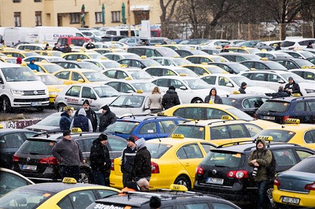 Stovky taxikářů vyjely i další protestní den z pražského Strahova.